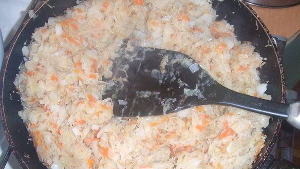 ШАГ 2. пирог с квашеной капустой, луком, грибами и яйцом