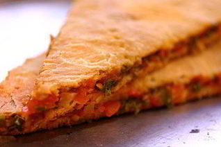 Пирог с томатами, луком и кинзой