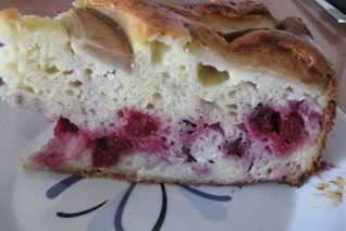 Пирог с вишней и грушами