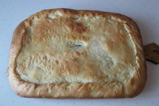 Пирог со свежемороженой мойвой и луком на дрожжах