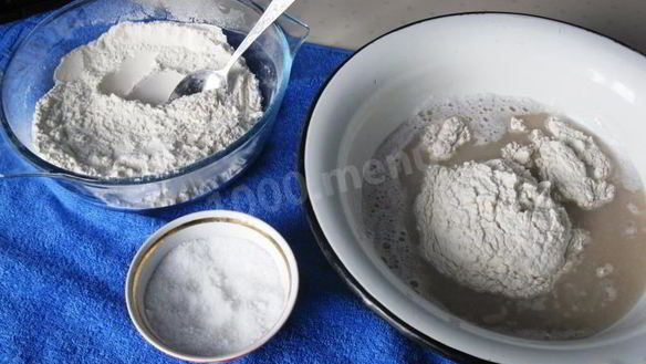 ШАГ 2. пирог со свежемороженой мойвой и луком на дрожжах