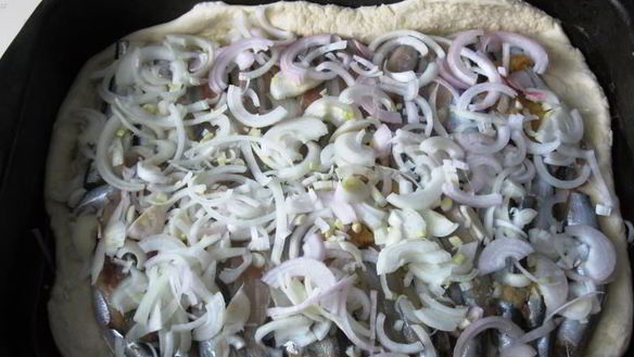 ШАГ 6. пирог со свежемороженой мойвой и луком на дрожжах