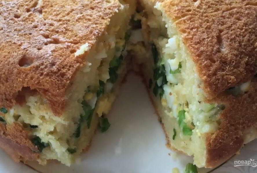 Пышный заливной пирог с яйцом и луком