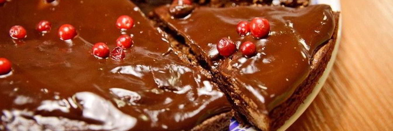 Шоколадный пирог с брусникой