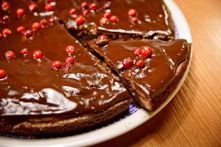 Шоколадный пирог с брусникой
