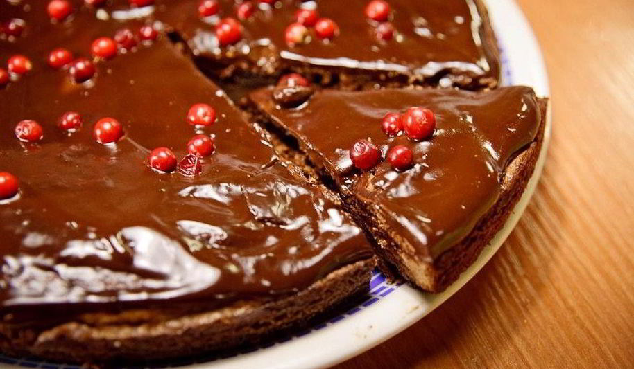 Рецепт шоколадный пирог с брусникой