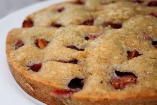 Сливовый пирог с грецкими орехами и медовой глазурью