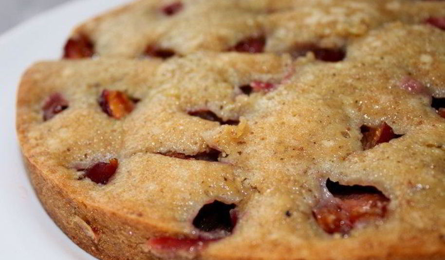 Рецепт сливовый пирог с грецкими орехами и медовой глазурью