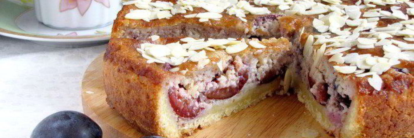 Сливовый пирог с миндалем