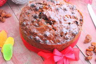 Темный пирог с цукатами и орехами