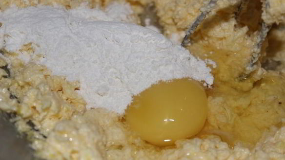 ШАГ 5. темный пирог с цукатами и орехами