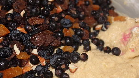 ШАГ 7. темный пирог с цукатами и орехами