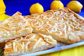 Творожно-белковый пирог с айвой