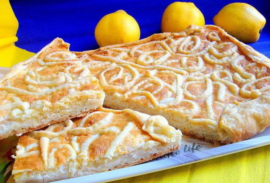 Творожно-белковый пирог с айвой