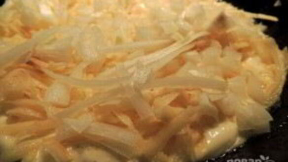 ШАГ 6. заливной пирог с картофелем и сайрой