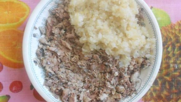 ШАГ 3. заливной рыбный пирог с рыбными консервами