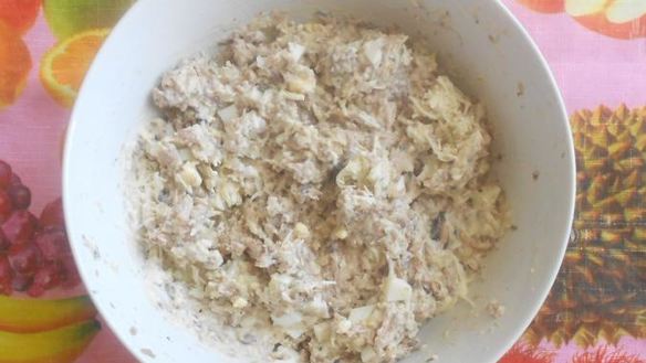 ШАГ 5. заливной рыбный пирог с рыбными консервами