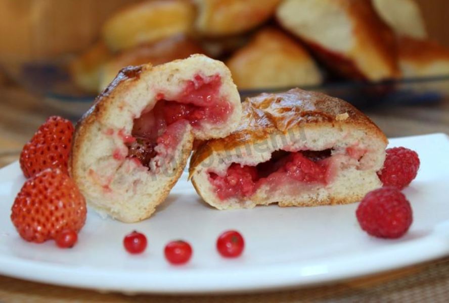 Дрожжевые пирожки с ягодами в духовке