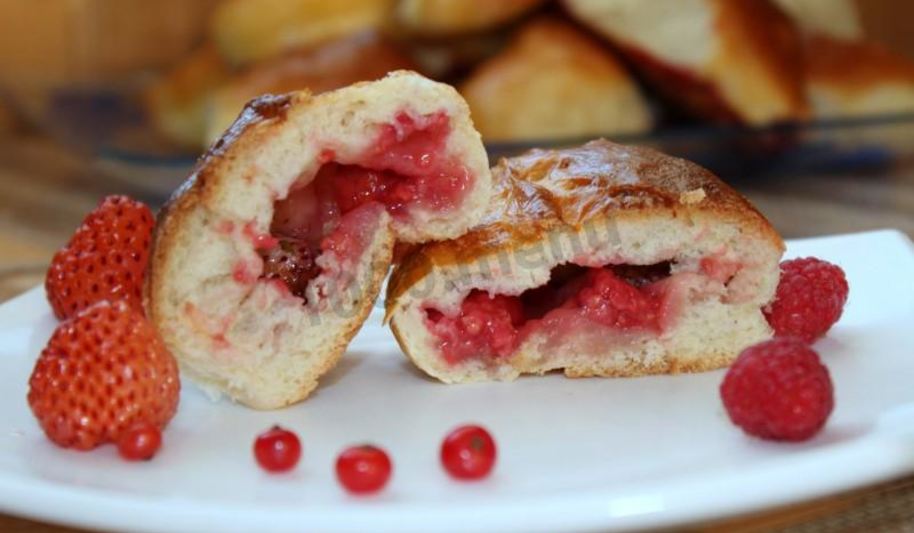 Рецепт дрожжевые пирожки с ягодами в духовке