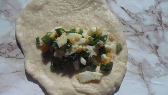 ШАГ 7. дрожжевые пирожки с зеленым луком и яйцом в духовке