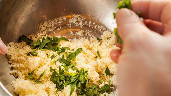 ШАГ 14. кутабы с сыром и тархуном