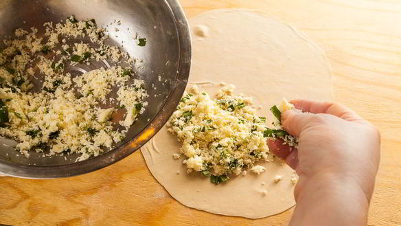 ШАГ 15. кутабы с сыром и тархуном