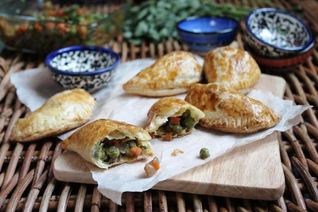Марокканские пирожки с морковью и горохом