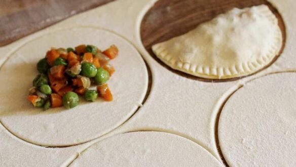 ШАГ 4. марокканские пирожки с морковью и горохом