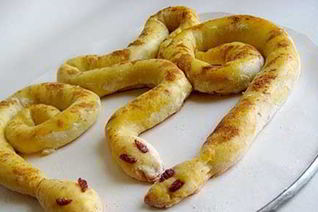 Новогодние пирожки с бананом Змейки