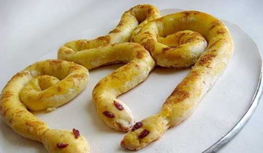 Рецепт новогодние пирожки с бананом змейки