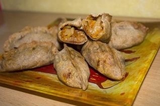 Пирожки из ржаной муки с капустой в духовке