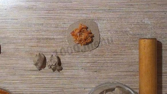 ШАГ 21. пирожки из ржаной муки с капустой в духовке