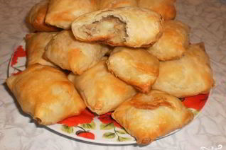 Пирожки из слоеного теста с грибами и картошкой