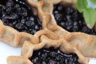 Пирожки с черникой из пресного теста