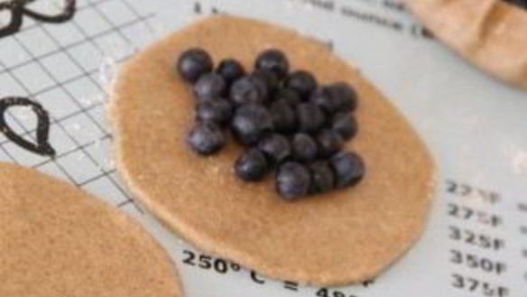 ШАГ 3. пирожки с черникой из пресного теста