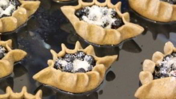 ШАГ 4. пирожки с черникой из пресного теста