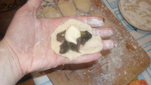 ШАГ 8. пирожки с мясом и грибами