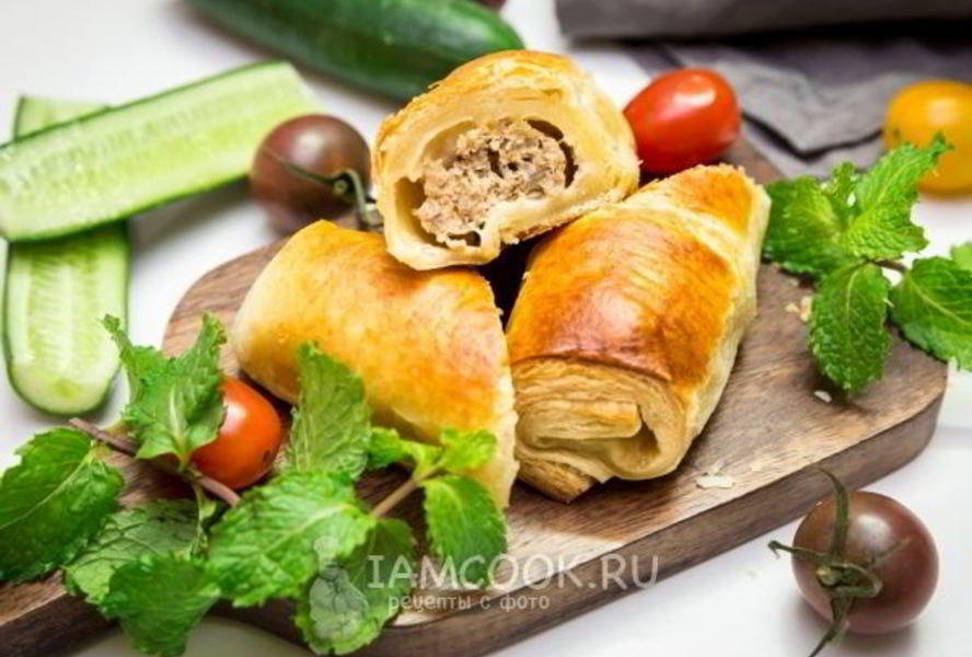 Пирожки с мясом из слоеного теста в духовке