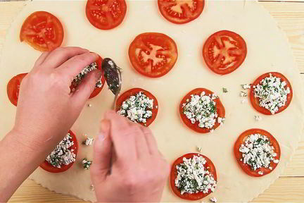 Пирожки с помидорами и сыром