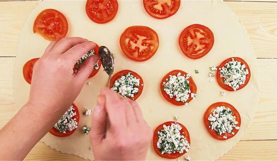 Рецепт пирожки с помидорами и сыром