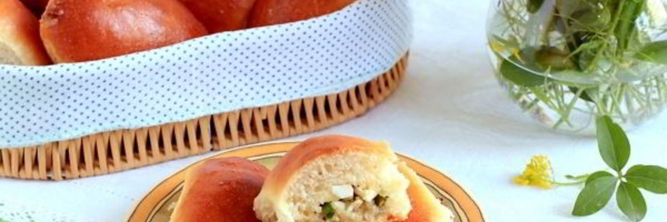 Пирожки с рисом, яйцом и зеленым луком