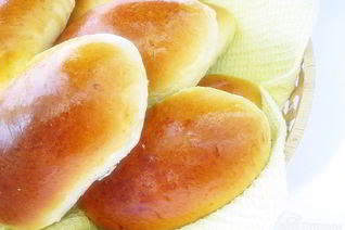 Пирожки с вишней и черной смородиной