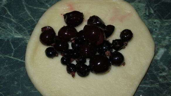 ШАГ 3. пирожки с вишней и черной смородиной