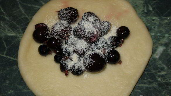 ШАГ 4. пирожки с вишней и черной смородиной