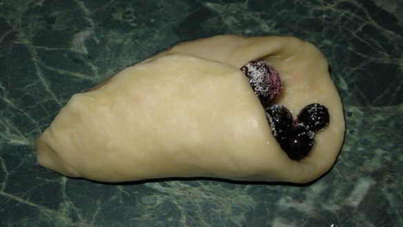 ШАГ 5. пирожки с вишней и черной смородиной