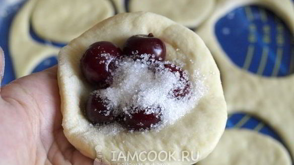 ШАГ 8. пирожки с вишней в духовке
