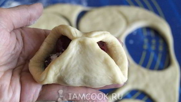 ШАГ 9. пирожки с вишней в духовке