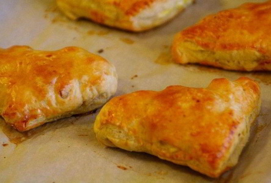 Пирожки с яйцом, сыром и ветчиной