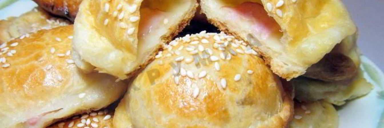 Пирожки слоеные конвертики с сыром и ветчиной