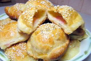 Пирожки слоеные конвертики с сыром и ветчиной